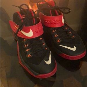 Size 7y LeBron perfect play shoe shoes some wear